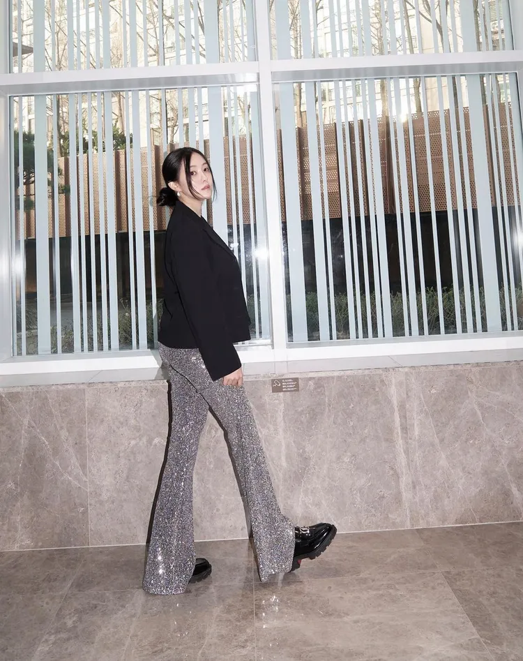 孝敏穿著CL水晶logo裝飾黑色小牛皮樂福鞋，搭配黑西裝搭銀閃閃長褲的俐落造型，秀出大長腿。翻攝hyominnn IG