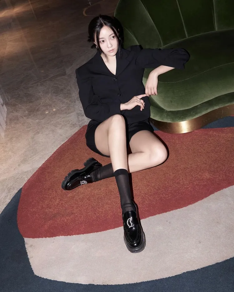 孝敏穿著CL水晶logo裝飾黑色小牛皮樂福鞋，搭配西裝搭短褲、黑短襪展現酷甜風貌。翻攝hyominnn IG