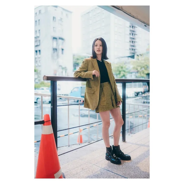 孟耿如穿著CL水晶logo裝飾黑色小牛皮短靴。翻攝summer1991720 IG