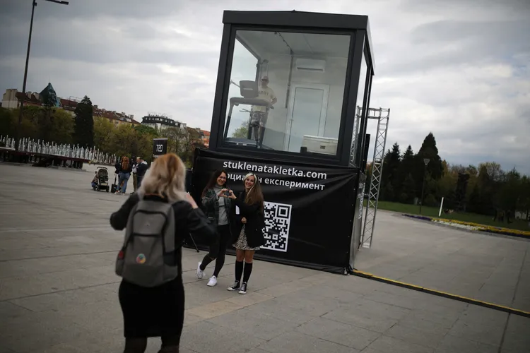 民眾在他的挑戰箱子前拍照。路透社