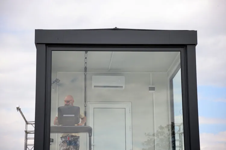 他在3面都是透明玻璃的箱子裡展開實驗。路透社