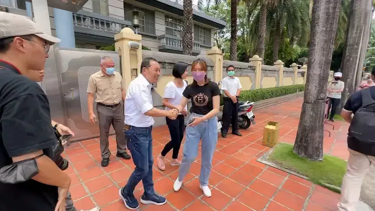 周典論請女兒周孟蓉送客，未出面受訪，也未與侯同框。翻攝畫面