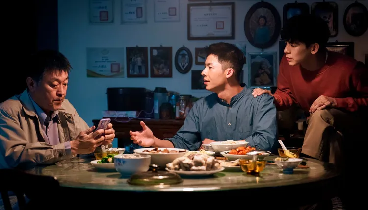 庹宗華（左起）、許光漢、林柏宏合作電影相當受歡迎。翻攝《關於我和鬼變成家人的那件事》臉書