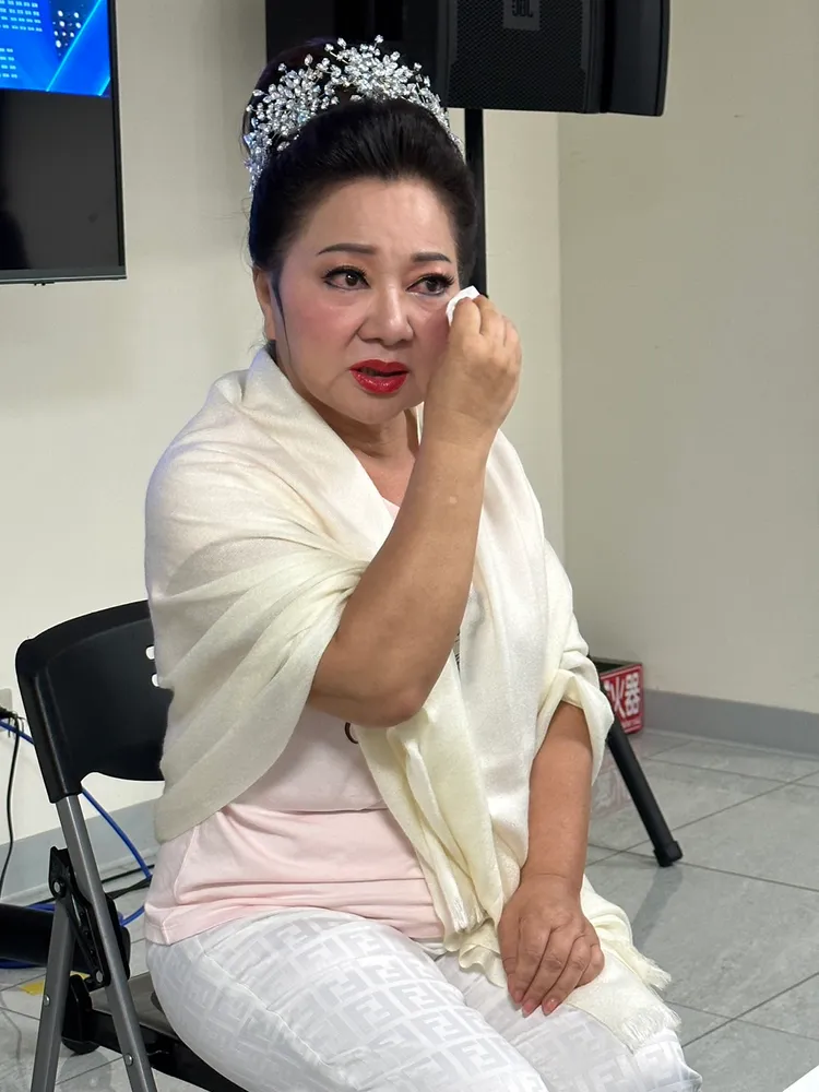 白冰冰演出前受訪，談到過世的愛女，不停拭淚。林丞偉攝