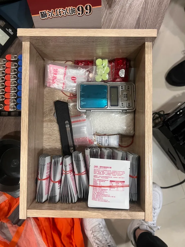 民宅毒品分裝場內搜出大批毒咖啡包，市價上百萬元。翻攝畫面