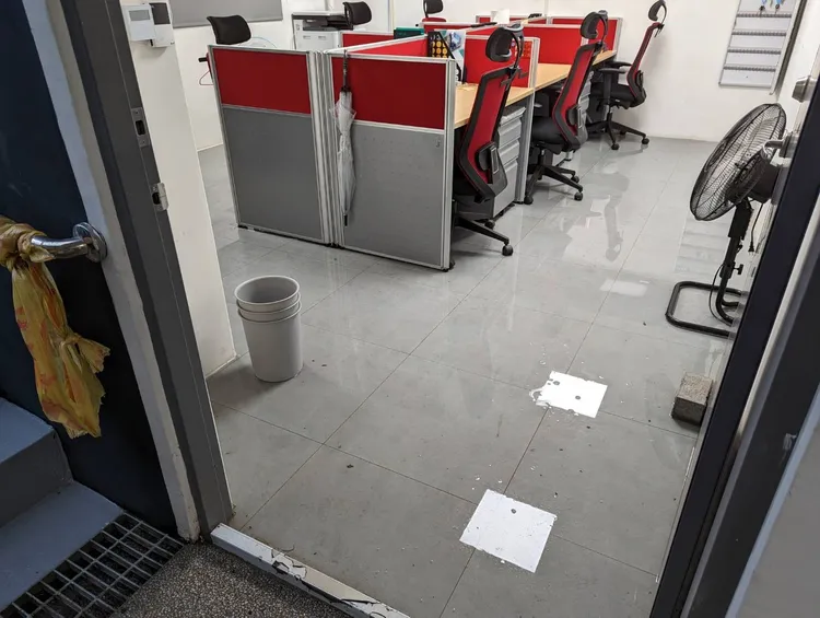 辦公區淹水。翻攝自黃揚明臉書