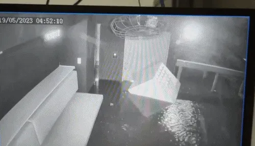 影片可見櫃子在飄移。翻攝自黃揚明臉書