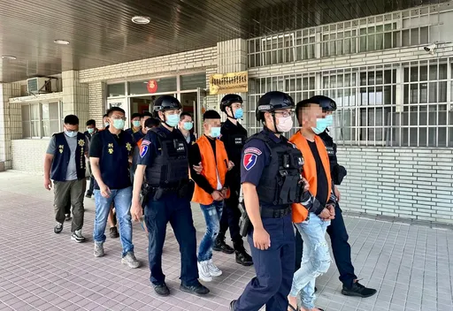 明仁會成員監獄前囂張接風 警連抓3次終於押了!因他用這些酷刑凌虐