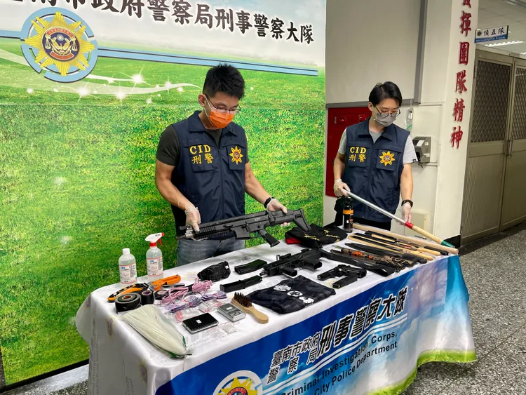 警方瓦解討債集團，起出大批證物。警方提供