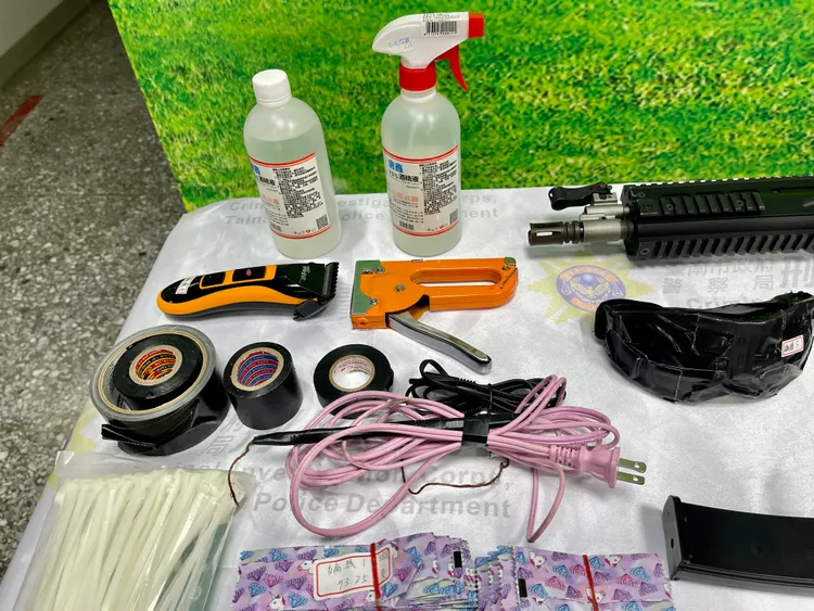 警方起出電線、釘槍、理髮器等「刑具」。警方提供