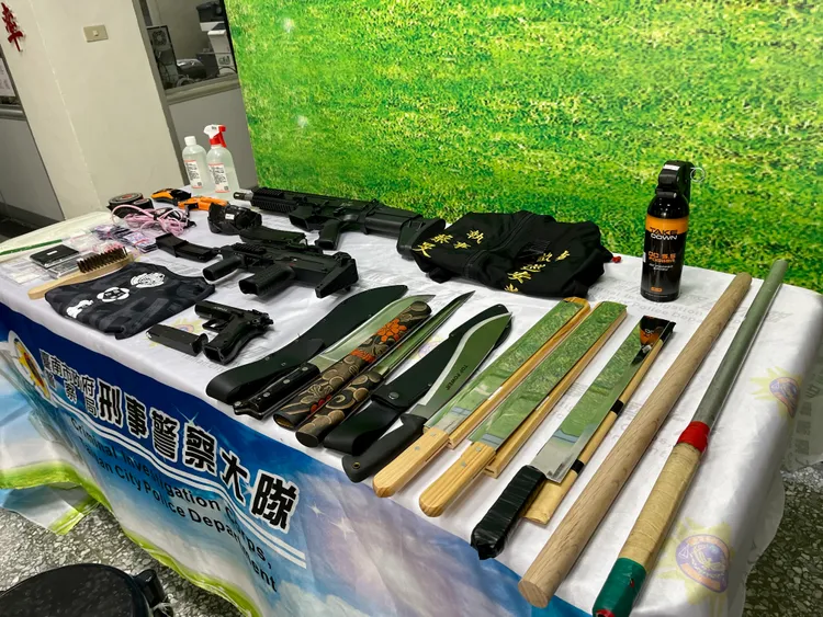 有被害人指稱，戴上蛙鏡後即被棍棒毆打逼還錢。警方提供