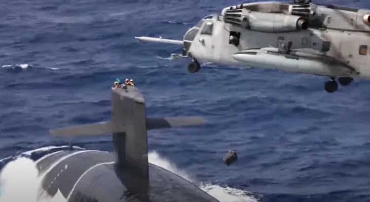 美軍CH-53E「超級種馬」直升機直飛菲律賓海，為美軍核子潛艇「外送」貨品。翻攝Youtube/Defense Now