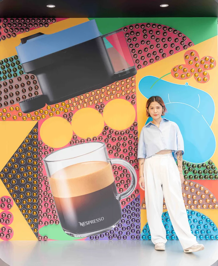 Nespresso攜手新銳藝術家周依，打造千倍放大版的咖啡機造型快閃店與網美拍照牆。業者提供