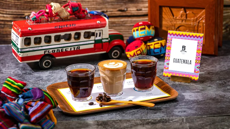 伯朗咖啡館科大店限定飲品「瓜地馬拉三小福」，以3種沖煮方式搭配3款精品豆，單套享用價250元，並附贈瓜地馬拉傳統手工編織品乙件。業者提供