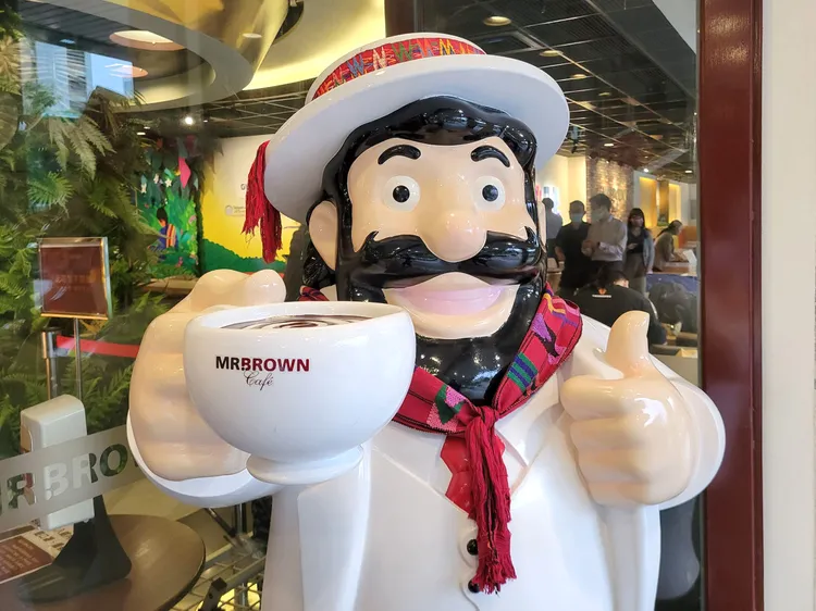 伯朗咖啡館科大店門口的伯朗先生也配上手工編織品，宣傳瓜地馬拉咖啡文化月活動。業者提供