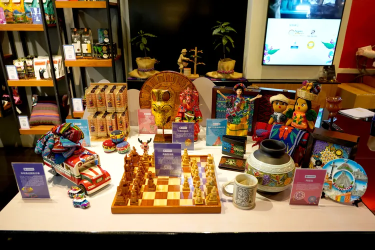 伯朗咖啡館科大店配合「瓜地馬拉咖啡文化月」活動，現場展示許多當地藝文展品與白色標章商品。業者提供