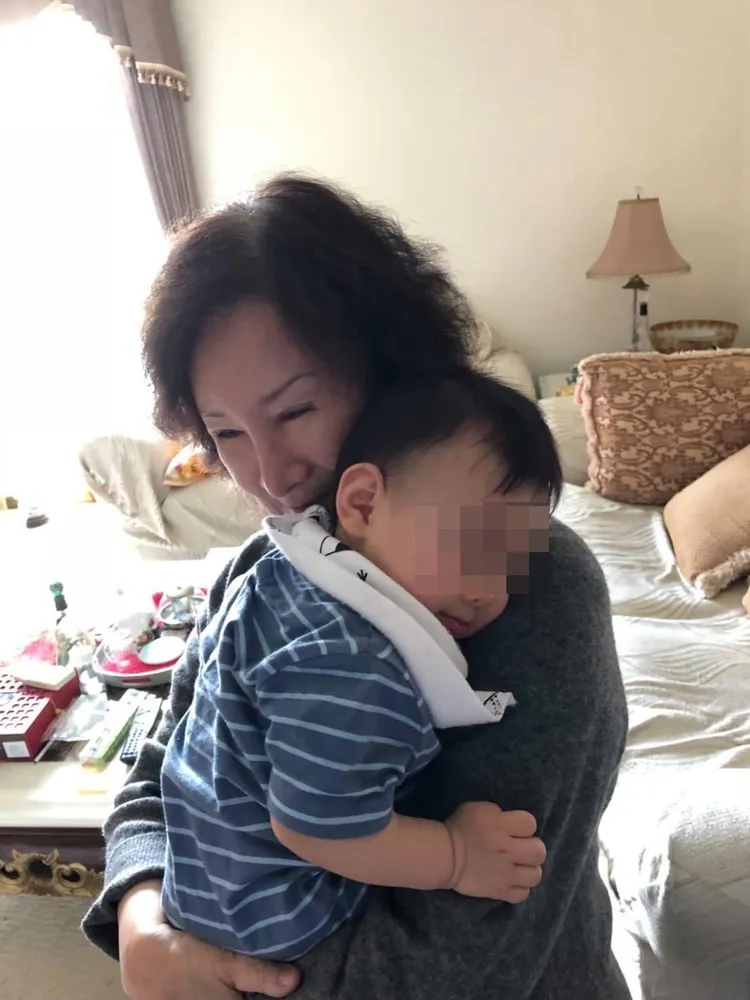 楊小萍抱孫畫面溫馨。楊慶煌提供