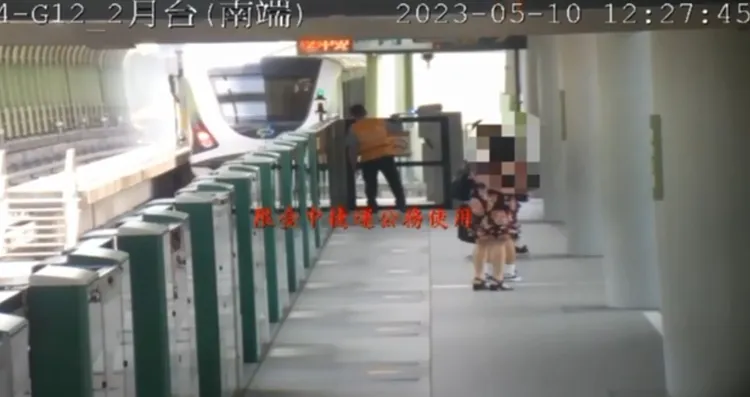 列車於12:27:45分撞上吊臂，距離吊臂砸入軌道有40秒。中捷提供