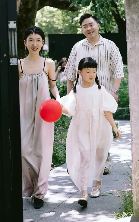 郝劭文及老婆、繼女一家三口今天辦婚禮。翻攝郝劭文微博