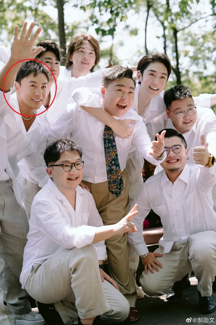 郝劭文結婚，好兄弟釋小龍（紅圈處）當伴郎。