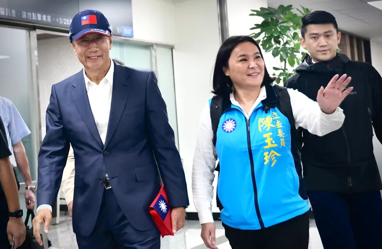 民進黨痛批「大談判根本就是大幻想」，無視台灣主流民意，對此郭台銘傍晚返抵松山機場實則笑回「We’ll see We’ll see（我們等著瞧）」。林林攝