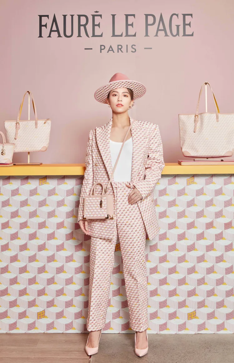 自稱購物時常陷入選擇困難的宋芸樺，卻一眼相中了FAURÉ LE PAGE的粉色Sagacity 18手袋。品牌提供