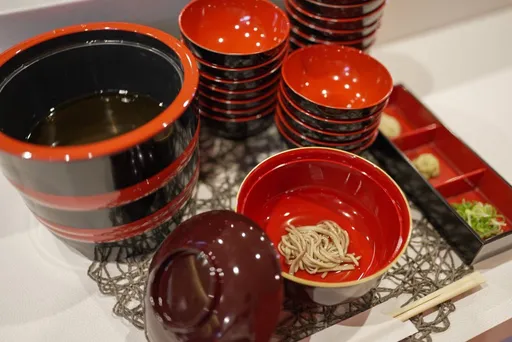 東京迴轉蕎麥麵吃到飽　女大生暴食131碗「挑戰極限」