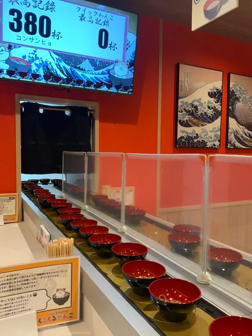 迴轉蕎麥麵的概念類似迴轉壽司，但只有單一食品。翻攝推特@kurukuruwnk