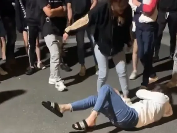 現場不少圍觀群眾見到肢體衝突，立刻拍手叫好。翻攝爆料公社