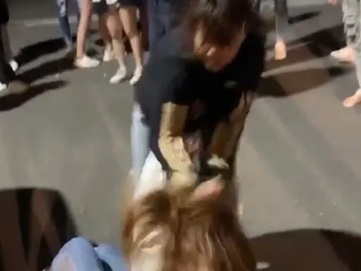 基隆女債務糾紛慘遭扯髮、甩耳光 素質堪憂!圍觀群眾還起鬨狂拍手