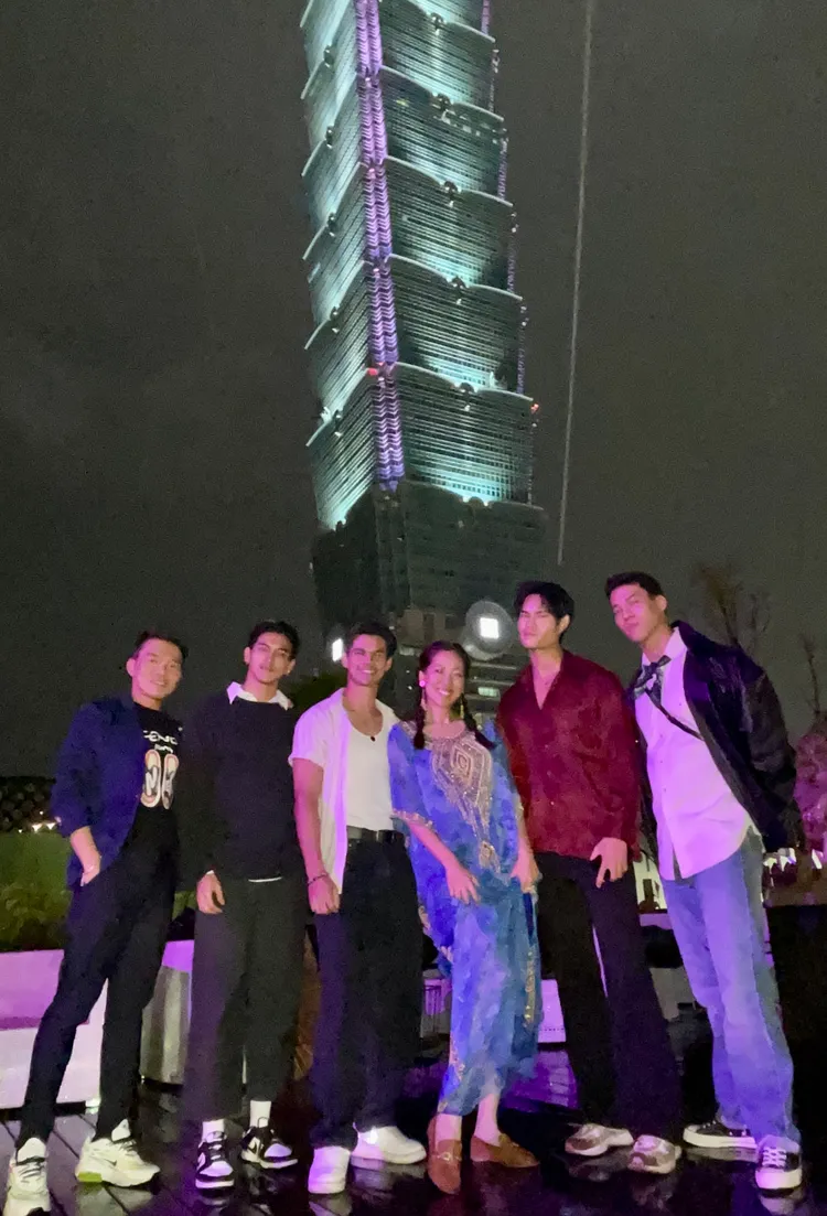 劉伊心(右三)開心被一群身材健美小鮮肉給包圍，直說這可是婚後第一次大解放。老虎牙子