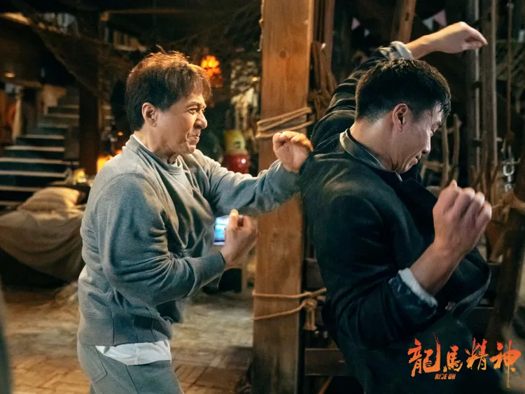 成龍（左）老當益壯。鴻聯國際提供