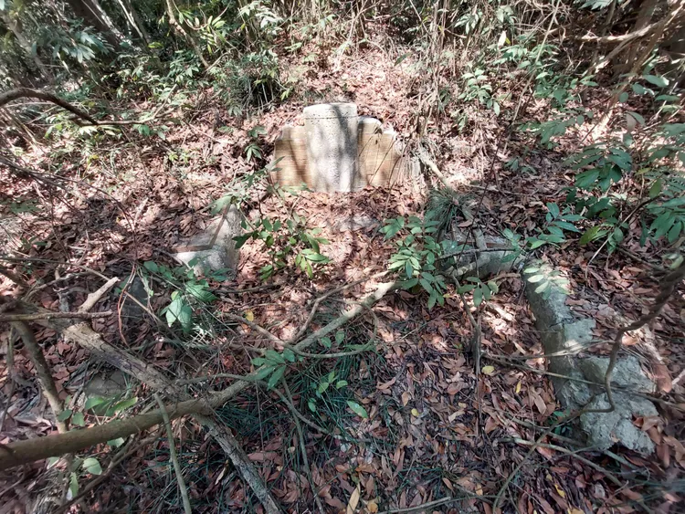 小溪貝塚這座古墓位於月光溪匯流處，風水極佳。凃建豐攝