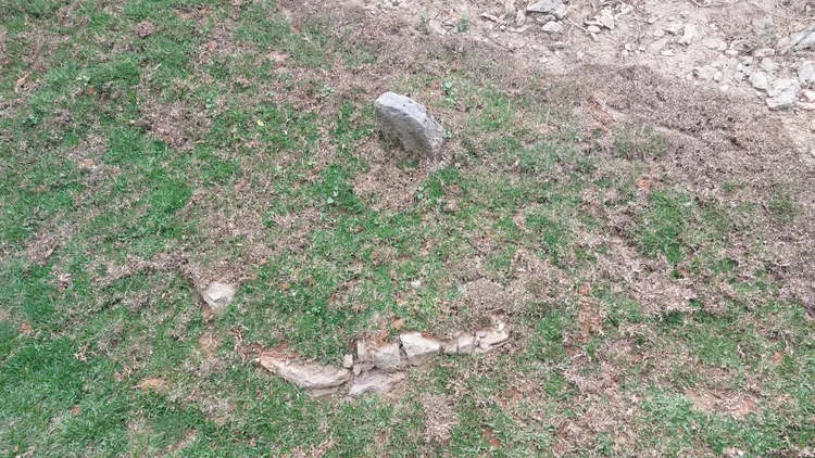 龜山上有座無字的墓碑，專家懷疑是漢化的平埔族。凃建豐攝