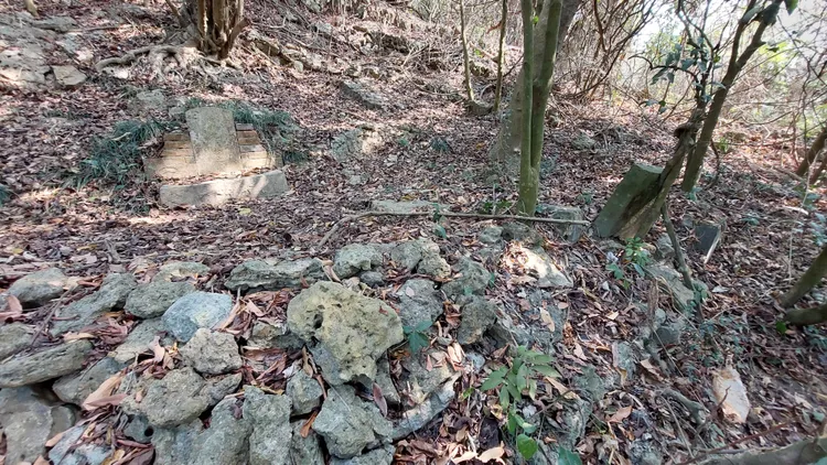 柴山棧道旁古墓從咸豐乙卯(西元1855年)到昭和丙子(西元1936年)，見證政權演替。凃建豐攝