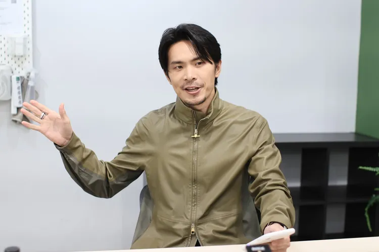 姚淳耀播報內容「轉吧轉吧七彩霓虹燈」。鄭孟晃攝