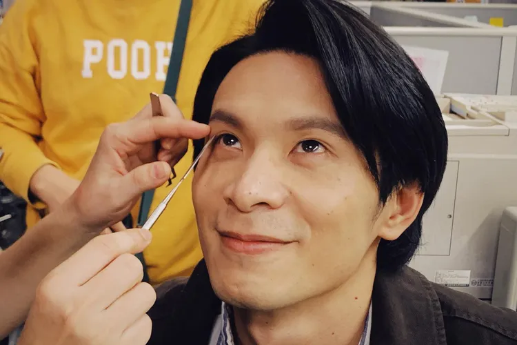 姚淳耀首貼雙眼皮貼拍戲。翻攝姚淳耀臉書