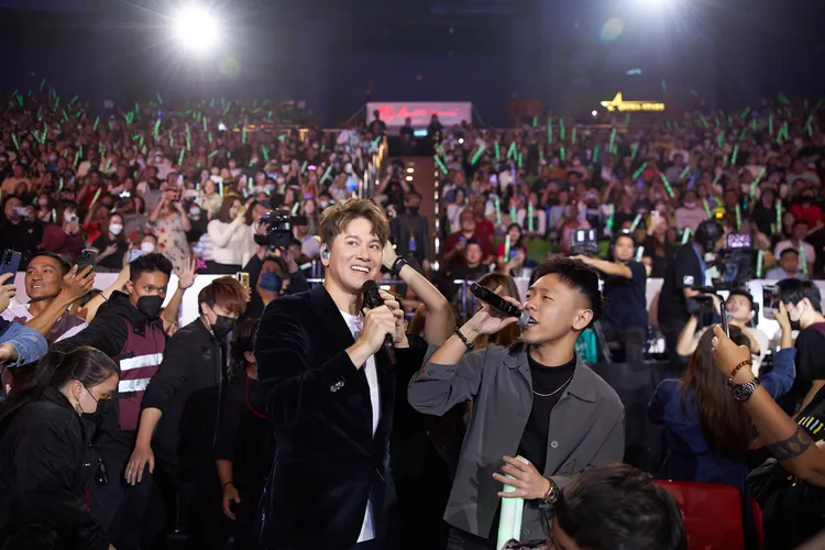 李聖傑跟台下歌迷開心互動。華納音樂提供