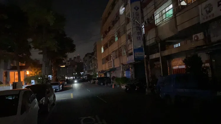 高市鳳山區正義里、新武里、老爺里今晚路燈突然不亮。李雅靜議員提供