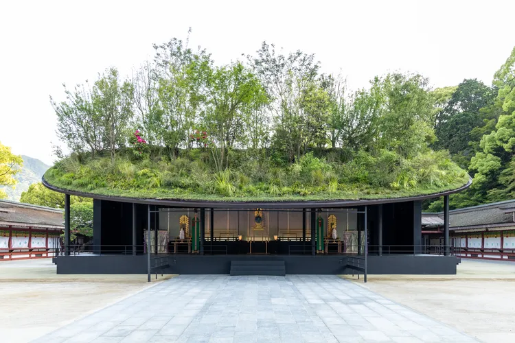 臨時本殿邀請大阪・關西萬博的知名設計師藤本壯介事務所操刀。業者提供