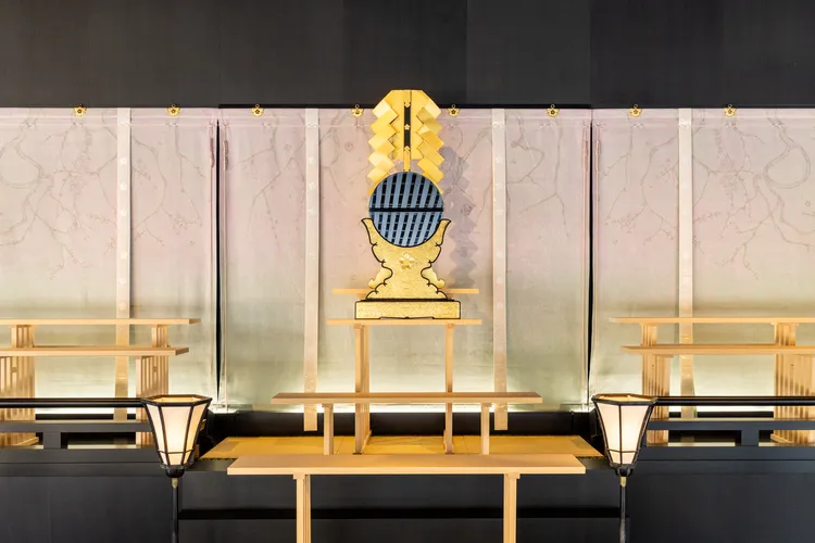 在御帳上，象徵著天滿宮的梅樹充滿整個版面，其顏色和圖案形成美麗的漸層，展現出天滿宮賦予全體生命力的意象。几帳使用的絲綢，採集於境內的梅花和樟木枝，以及珍貴的紫草染色，與代表現代的化學纖維一起織成。業者提供