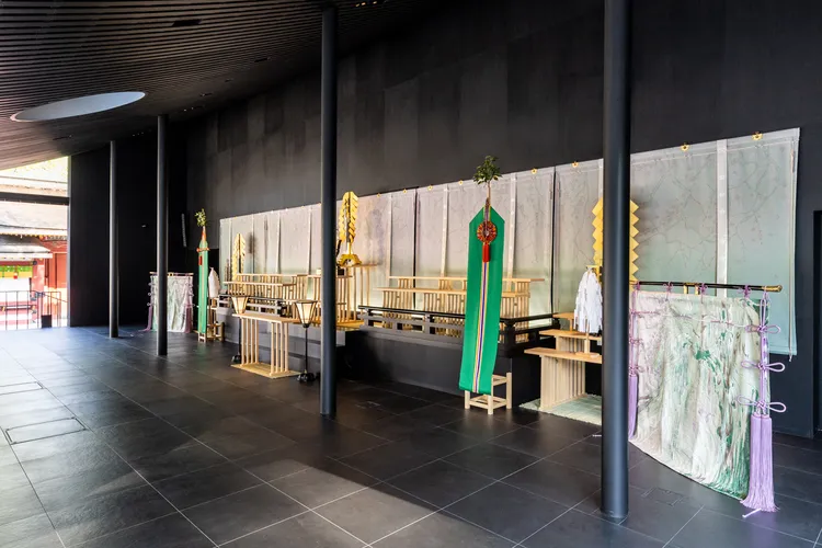 在御帳上，象徵著天滿宮的梅樹充滿整個版面，其顏色和圖案形成美麗的漸層，展現出天滿宮賦予全體生命力的意象。几帳使用的絲綢，採集於境內的梅花和樟木枝，以及珍貴的紫草染色，與代表現代的化學纖維一起織成。業者提供