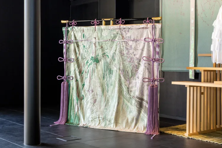 在御帳上，象徵著天滿宮的梅樹充滿整個版面，其顏色和圖案形成美麗的漸層，展現出天滿宮賦予全體生命力的意象。几帳使用的絲綢，採集於境內的梅花和樟木枝，以及珍貴的紫草染色，與代表現代的化學纖維一起織成。業者提供