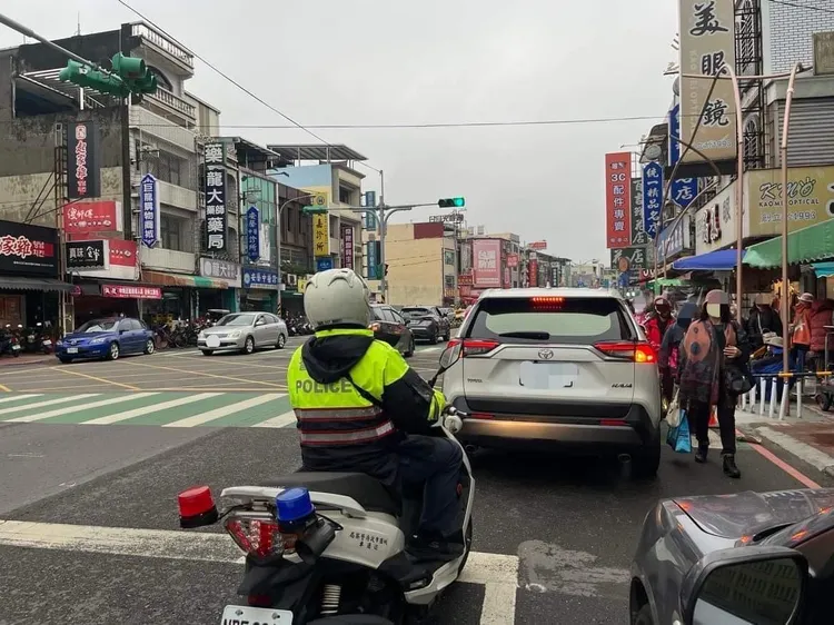 警方強力取締未禮讓行人之汽機車。龍潭警分局提供