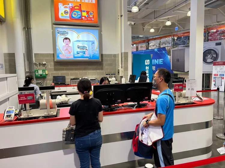 嘉義市衛生局人員到嘉義好市多賣場稽查。讀者提供