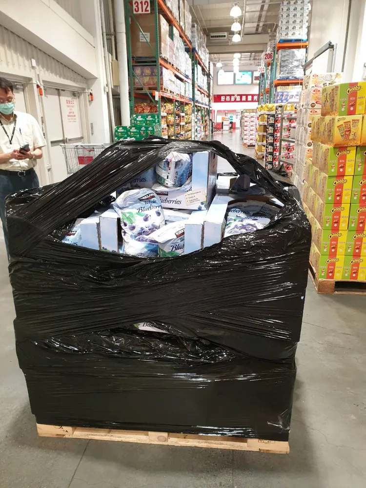 嘉義市衛生局人員到嘉義好市多賣場稽查。讀者提供