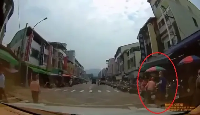 葉姓駕駛通過時，行人已準備過馬路，但他未禮讓。江和樹提供