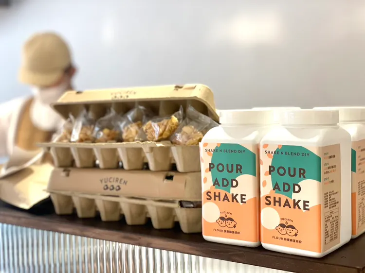 店內獨家販售魚刺人周邊商品。曾仲葳攝