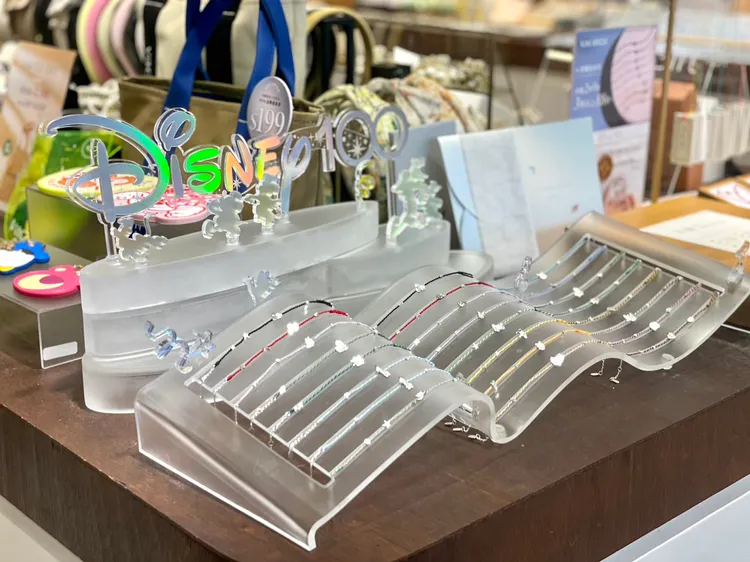 裝潢以白色基調搭配原色木材打造簡約優雅的質感空間，店內販售vacanza全系列飾品與周邊商品。曾仲葳攝