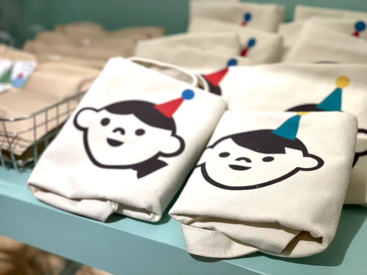 店內獨家販售魚刺人周邊商品。曾仲葳攝